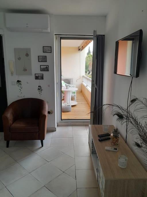 Charmant Studio Lumineux Avec Parking Prive Saint-Raphael  Exterior photo