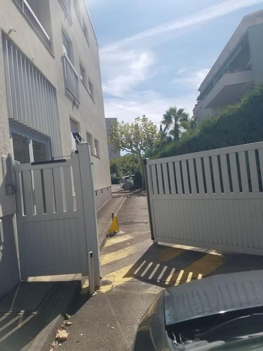 Charmant Studio Lumineux Avec Parking Prive Saint-Raphael  Exterior photo